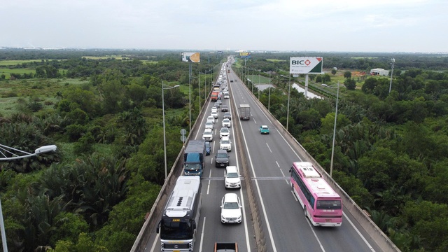 Ùn ứ trên cao tốc TP.HCM - Long Thành - Dầu Giây do sửa cầu Long Thành- Ảnh 1. Ùn ứ trên cao tốc TP.HCM - Long Thành - Dầu Giây do sửa cầu Long Thành- Ảnh 1.