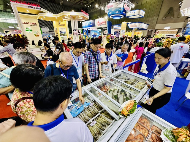 Tăng trưởng 'thần tốc', người Trung Quốc ăn tôm cá số 1 Việt Nam  - Ảnh 1.