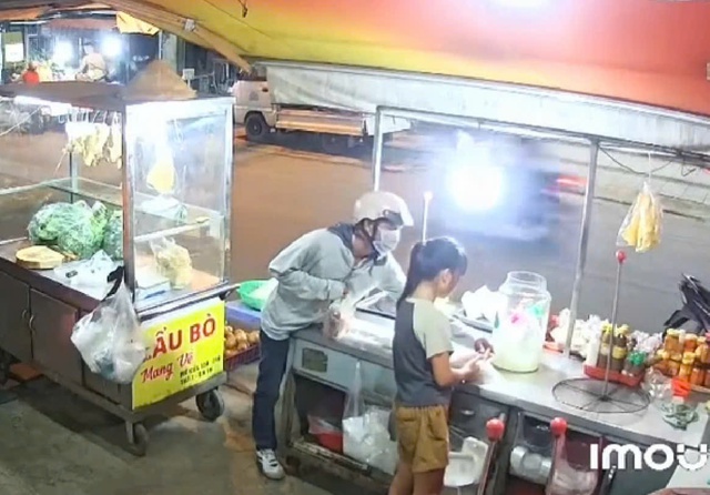 Bắt khẩn cấp kẻ giả vờ mua hàng, cướp giật tiền của bé gái 11 tuổi  - Ảnh 2.