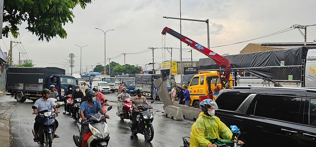 Đường về miền Tây 'tê liệt' vì xe tải tông dải phân cách- Ảnh 4. Đường về miền Tây 'tê liệt' vì xe tải tông dải phân cách- Ảnh 4.
