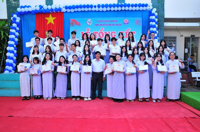 Nữ thủ khoa ở Vĩnh Long 'bẻ lái' quyết tâm làm giáo viên toán - Ảnh 2.