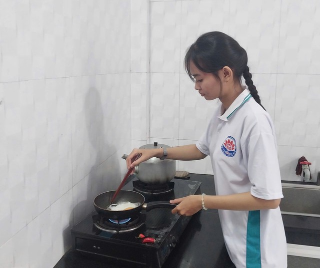 Nữ thủ khoa ở Vĩnh Long 'bẻ lái' quyết tâm làm giáo viên toán - Ảnh 3.