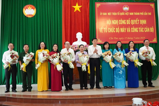 Ủy ban MTTQ VN TP.Cần Thơ công bố quyết định về công tác cán bộ Ủy ban MTTQ VN TP.Cần Thơ công bố quyết định về công tác cán bộ