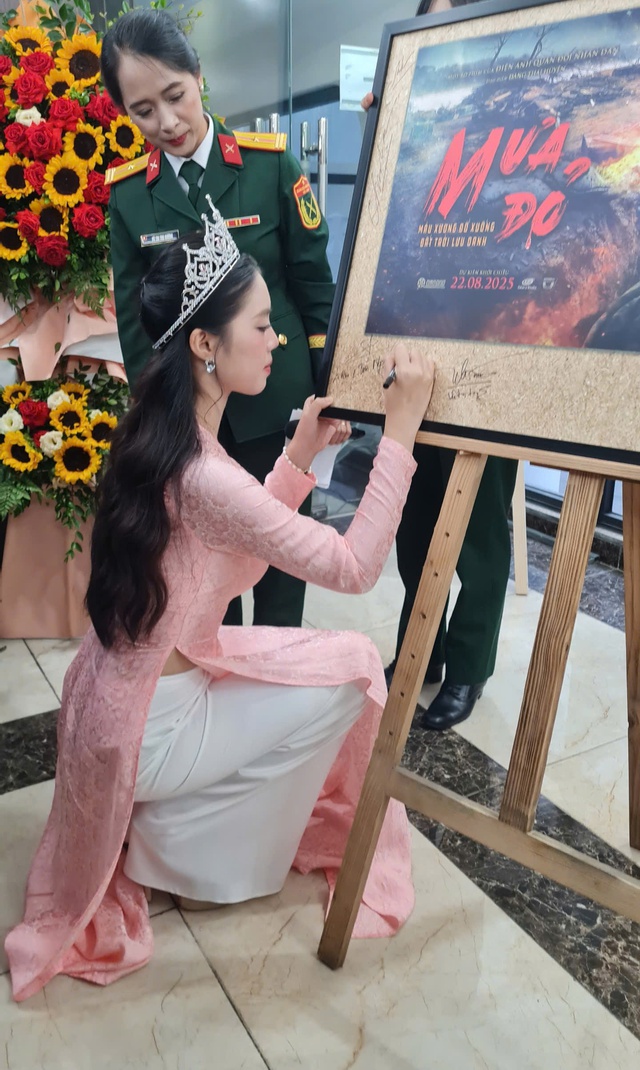 Á hậu Châu Anh, diễn viên Đỗ Nhật Hoàng xúc động tại triển lãm 'Mưa đỏ'- Ảnh 4. Á hậu Châu Anh, diễn viên Đỗ Nhật Hoàng xúc động tại triển lãm 'Mưa đỏ'- Ảnh 4.