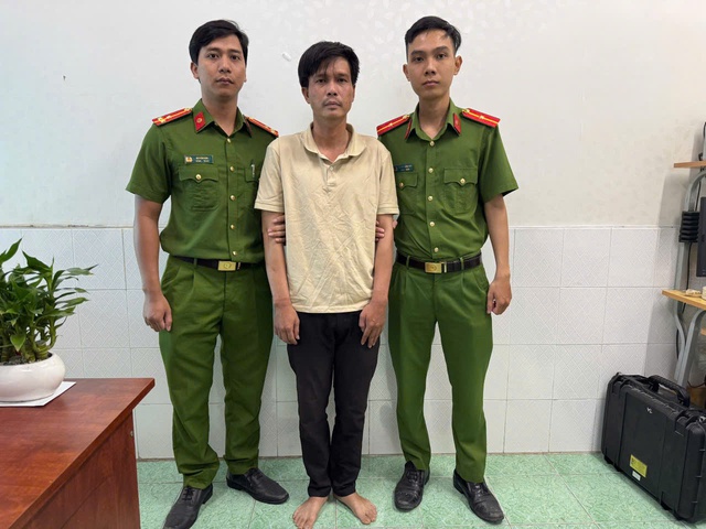 Bắt khẩn cấp kẻ giả vờ mua hàng, cướp giật tiền của bé gái 11 tuổi  - Ảnh 1.