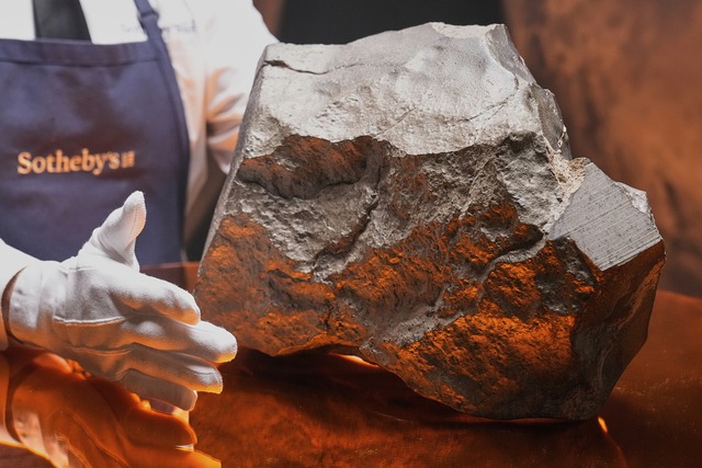 Thiên thạch sao hỏa lớn nhất thế giới gây sốt tại đấu giá thiên thạch ở Mỹ - Ảnh 1.