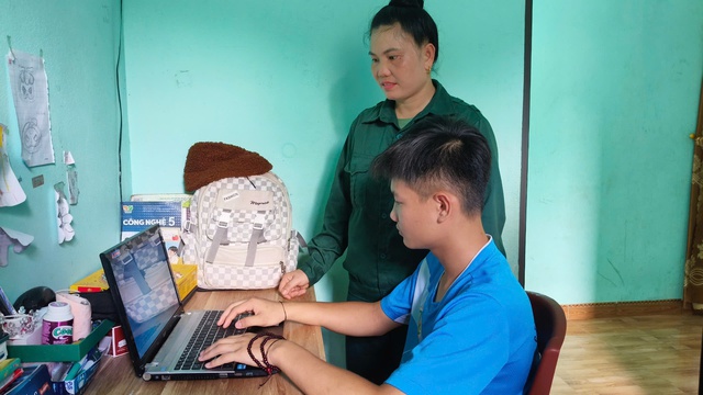 ‘Bàn tay vàng’ Lù Thị Vân kể chuyện đổi đời nhờ cây cao su - Ảnh 2. ‘Bàn tay vàng’ Lù Thị Vân kể chuyện đổi đời nhờ cây cao su - Ảnh 2.