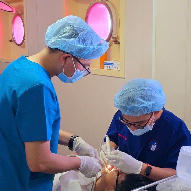 Khen thưởng y bác sĩ khám sức khỏe cho quân dân tại quần đảo Trường Sa Khen thưởng y bác sĩ khám sức khỏe cho quân dân tại quần đảo Trường Sa