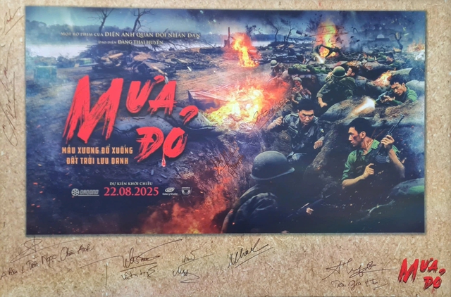 Á hậu Châu Anh, diễn viên Đỗ Nhật Hoàng xúc động tại triển lãm 'Mưa đỏ'- Ảnh 2. Á hậu Châu Anh, diễn viên Đỗ Nhật Hoàng xúc động tại triển lãm 'Mưa đỏ'- Ảnh 2.