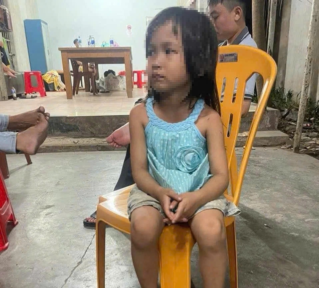 B&eacute; g&aacute;i đi lạc 8 ng&agrave;y ở v&ugrave;ng ven TP.HCM đo&agrave;n tụ với gia đ&igrave;nh - Ảnh 1.