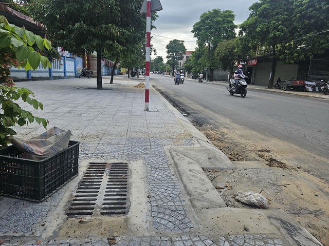 Nghịch lý hố ga thoát nước đặt trên... vỉa hè!- Ảnh 3.