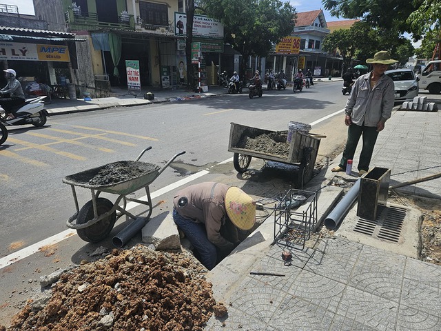 Nghịch lý hố ga thoát nước đặt trên... vỉa hè!- Ảnh 4.