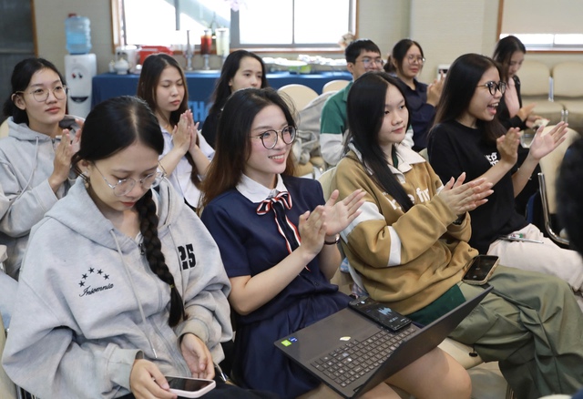 Sinh viên ngành truyền thông đa phương tiện UMT nhận chứng nhận của Báo Thanh Niên - Ảnh 1.
