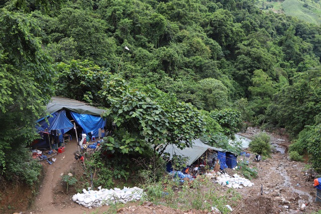 Bắt gần 60 người khai thác vàng trái phép ở Sơn La Bắt gần 60 người khai thác vàng trái phép ở Sơn La