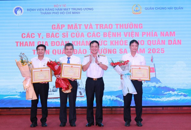 Khen y bác sĩ tham gia khám sức khỏe cho quân dân tại quần đảo Trường Sa - Ảnh 2.