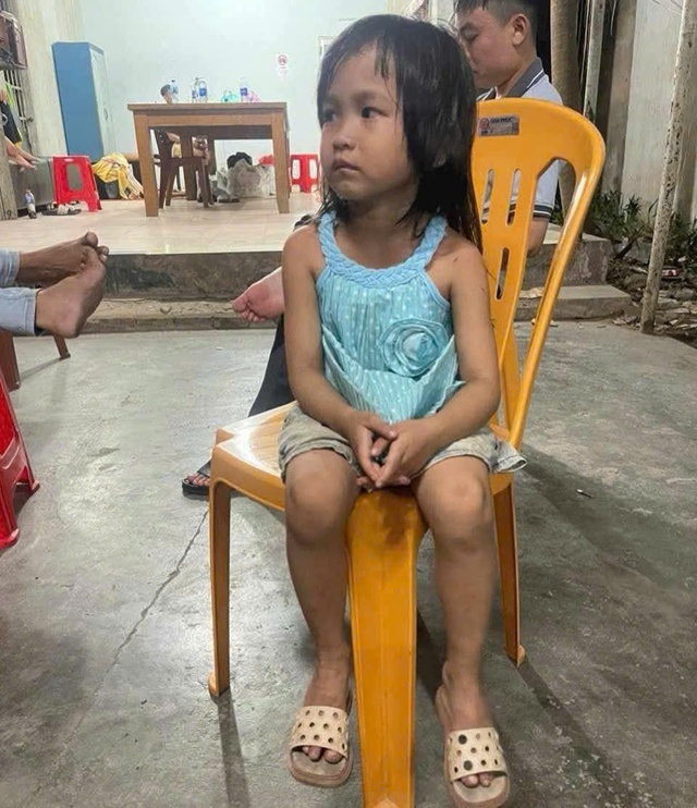 TP.HCM: Bé gái đi lạc vào quán cà phê vùng ven, 8 ngày chưa ai đến nhận - Ảnh 1.