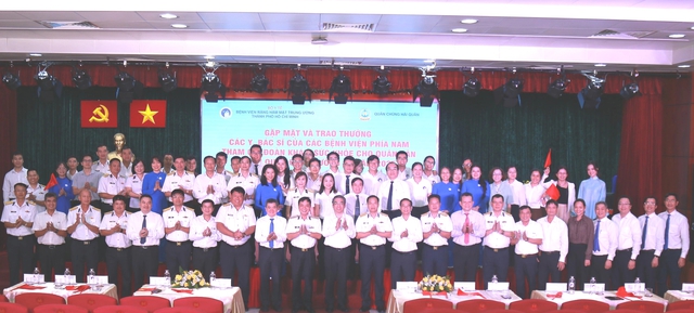 Khen thưởng y bác sĩ khám sức khỏe cho quân dân tại quần đảo Trường Sa - Ảnh 3.
