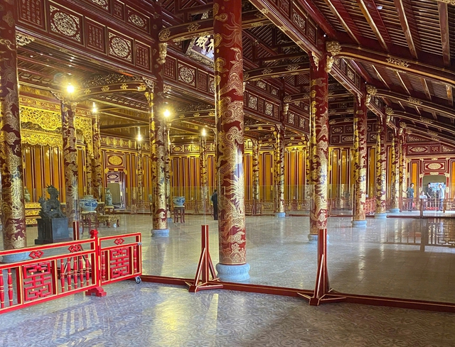 Ngai vàng triều Nguyễn bị bẻ gãy: Lắp xong kính cường lực, Bộ VH-TT-DL chỉ đạo mới- Ảnh 2. Ngai vàng triều Nguyễn bị bẻ gãy: Lắp xong kính cường lực, Bộ VH-TT-DL chỉ đạo mới- Ảnh 2.
