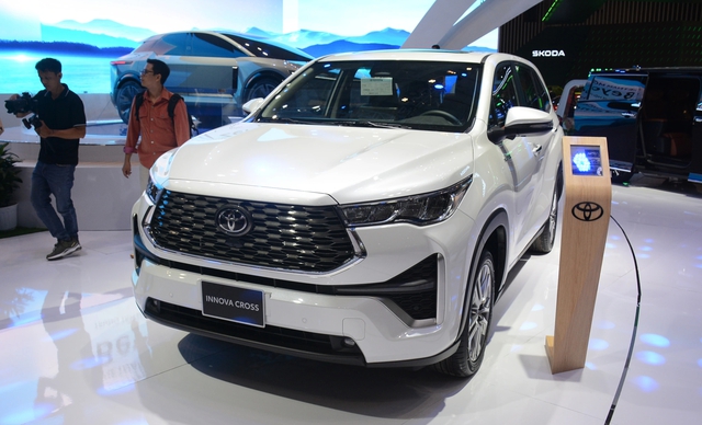 Ô tô hybrid tại Việt Nam 'đua' giảm giá, nhiều mẫu mới ưu đãi hàng chục triệu - Ảnh 4. Ô tô hybrid tại Việt Nam 'đua' giảm giá, nhiều mẫu mới ưu đãi hàng chục triệu - Ảnh 4.