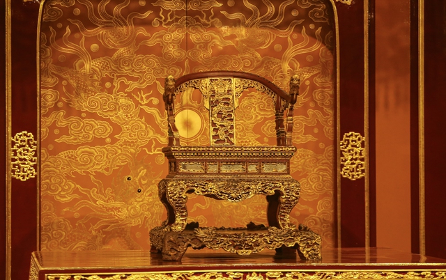 Ngai vàng triều Nguyễn bị bẻ gãy: Lắp xong kính cường lực, Bộ VH-TT-DL chỉ đạo mới- Ảnh 3. Ngai vàng triều Nguyễn bị bẻ gãy: Lắp xong kính cường lực, Bộ VH-TT-DL chỉ đạo mới- Ảnh 3.