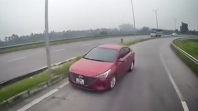 Nữ t&agrave;i xế l&aacute;i xe chạy ngược chiều, bị &eacute;p quay đầu tr&ecirc;n cao tốc - Ảnh 1.