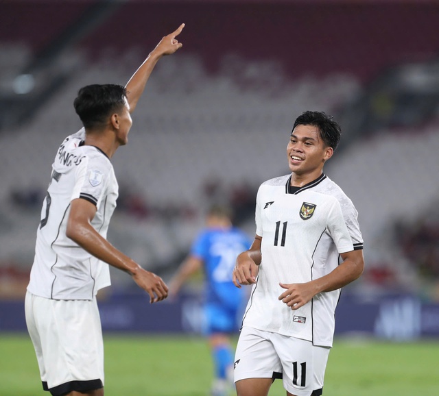 Cú ném biên mạnh như đá phạt giúp U.23 Indonesia thắng nghẹt thở Philippines: Tốp 1 bảng A- Ảnh 2.