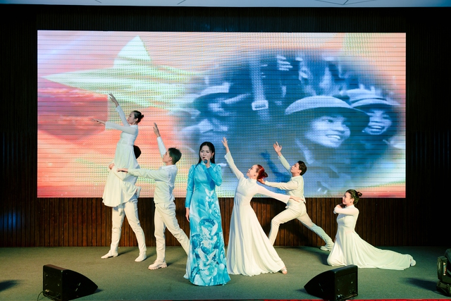 Thanh Ngọc, Duyên Quỳnh diện áo dài, khoe giọng cao vút trên sân khấu sinh viên- Ảnh 3. Thanh Ngọc, Duyên Quỳnh diện áo dài, khoe giọng cao vút trên sân khấu sinh viên- Ảnh 3.