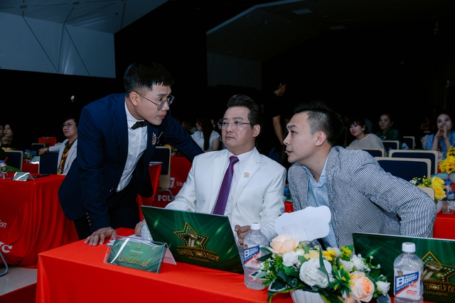 Thanh Ngọc, Duyên Quỳnh diện áo dài, khoe giọng cao vút trên sân khấu sinh viên- Ảnh 4. Thanh Ngọc, Duyên Quỳnh diện áo dài, khoe giọng cao vút trên sân khấu sinh viên- Ảnh 4.
