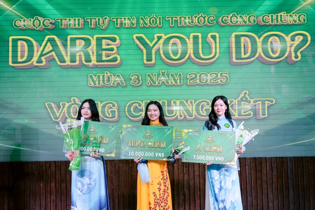 Thanh Ngọc, Duyên Quỳnh diện áo dài, khoe giọng cao vút trên sân khấu sinh viên Thanh Ngọc, Duyên Quỳnh diện áo dài, khoe giọng cao vút trên sân khấu sinh viên