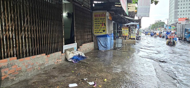 TP.HCM: Mưa lớn, đường ngập nước sâu, người dân bị cuốn trôi tài sản- Ảnh 8.