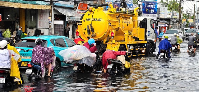 TP.HCM: Mưa lớn, đường ngập nước sâu, người dân bị cuốn trôi tài sản- Ảnh 5.
