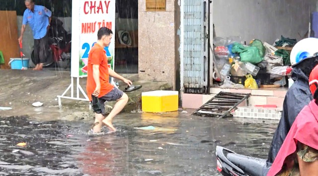 TP.HCM: Mưa lớn, đường ngập nước sâu, người dân bị cuốn trôi tài sản- Ảnh 6.
