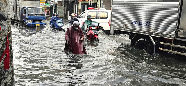 TP.HCM: Mưa lớn, đường ngập nước sâu, người dân bị cuốn trôi tài sản- Ảnh 4.