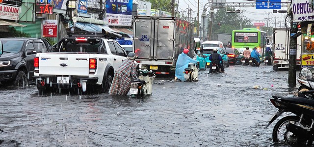 TP.HCM: Mưa lớn, đường ngập nước sâu, người dân bị cuốn trôi tài sản- Ảnh 3.