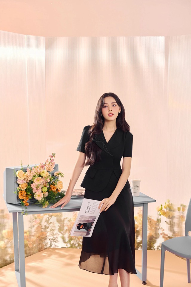 Nâng tầm phong thái công sở với áo peplum- Ảnh 2. Nâng tầm phong thái công sở với áo peplum- Ảnh 2.