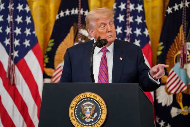 Tổng thống Trump kiện báo Mỹ, yêu cầu bồi thường 10 tỉ USD Tổng thống Trump kiện báo Mỹ, yêu cầu bồi thường 10 tỉ USD