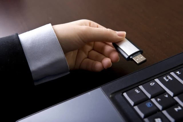 Mối đe dọa tiềm ẩn từ những chiếc USB 'từ trên trời rơi xuống' - Ảnh 1.