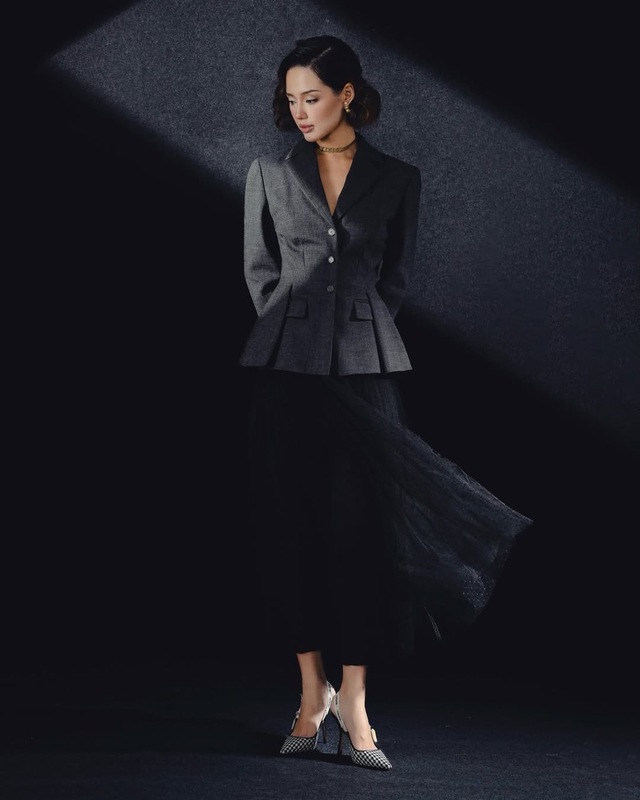 Nâng tầm phong thái công sở với áo peplum- Ảnh 5. Nâng tầm phong thái công sở với áo peplum- Ảnh 5.