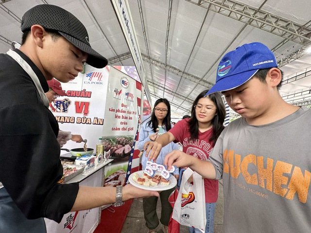 Người d&acirc;n TP.HCM h&agrave;o hứng trải nghiệm... Mỹ vị - Ảnh 2.