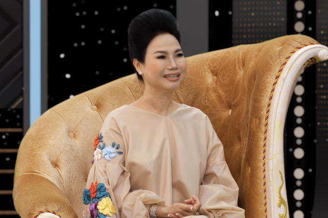 Ca sĩ ‘Mưa bụi’ sắm cả bộ vòng vàng khi nhận cát sê lần đầu đi hát Ca sĩ ‘Mưa bụi’ sắm cả bộ vòng vàng khi nhận cát sê lần đầu đi hát