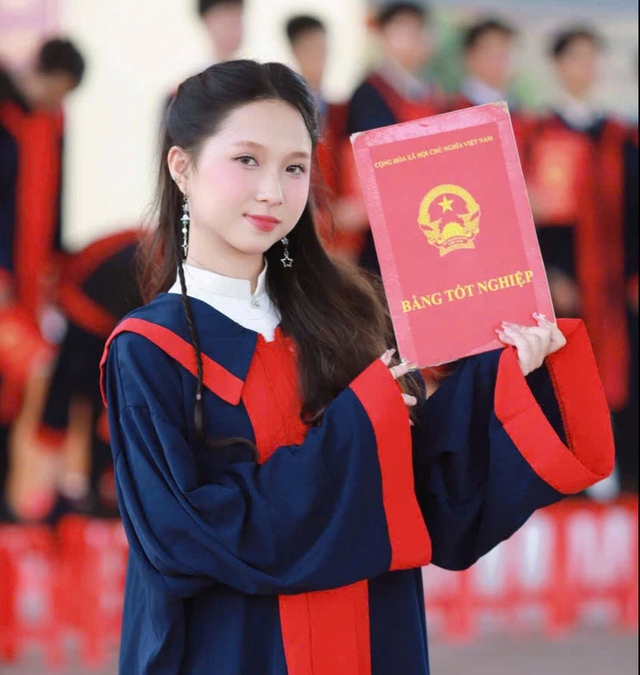 Nữ sinh ngủ quên được bố gọi thông báo điểm, vỡ òa với thành tích cao