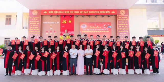 Nữ sinh ngủ quên được bố gọi thông báo điểm, vỡ òa với thành tích cao - Ảnh 2.