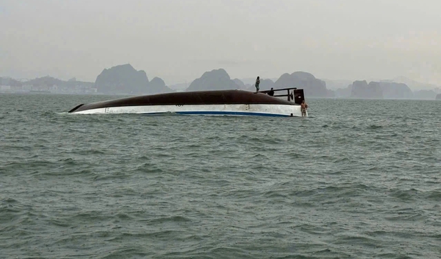Lật tàu du lịch trên vịnh Hạ Long - Ảnh 3.