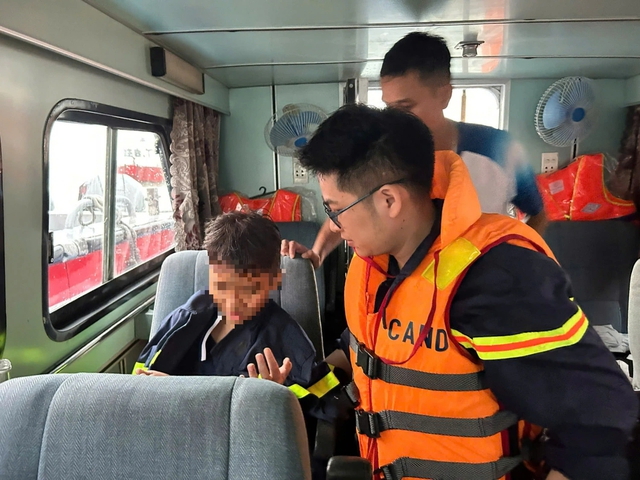 Bé trai 10 tuổi sống sót kỳ diệu sau vụ lật tàu tại vịnh Hạ Long - Ảnh 2.