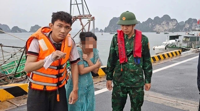 Vụ lật tàu trên vịnh Hạ Long: 'Gió lốc ập tới, tàu rung lắc mạnh rồi lật úp'- Ảnh 2.