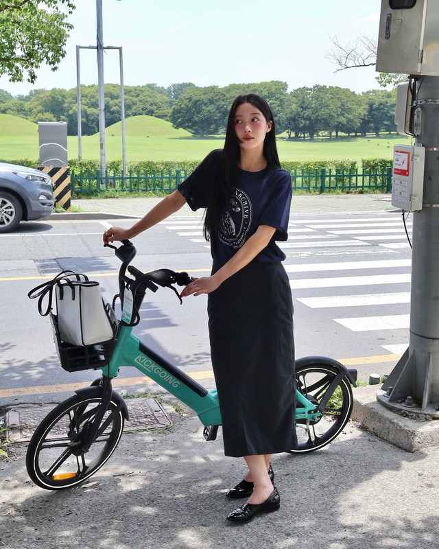 Xinh đẹp, sành điệu mà không sợ nắng với chân váy midi, chân váy maxi- Ảnh 7.