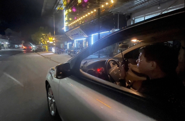 CSGT mật phục trước qu&aacute;n nhậu, ph&aacute;t hiện 24 t&agrave;i xế vi phạm nồng độ cồn - Ảnh 1.