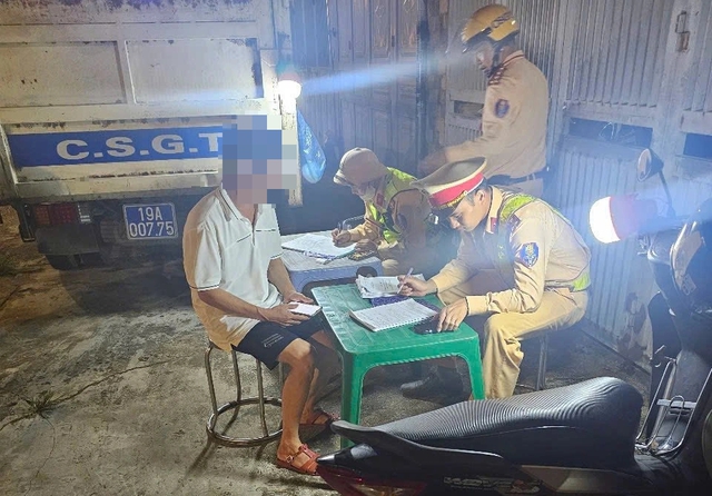 CSGT mật phục trước qu&aacute;n nhậu, ph&aacute;t hiện 24 t&agrave;i xế vi phạm nồng độ cồn - Ảnh 2.