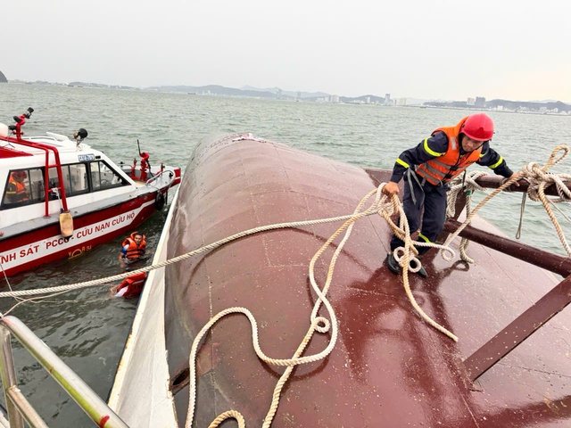 Tàu du lịch Vịnh Xanh lật úp trên Vịnh Hạ Long , 46 người đã được tìm thấy - Ảnh 5. Tàu du lịch Vịnh Xanh lật úp trên Vịnh Hạ Long , 46 người đã được tìm thấy - Ảnh 5.
