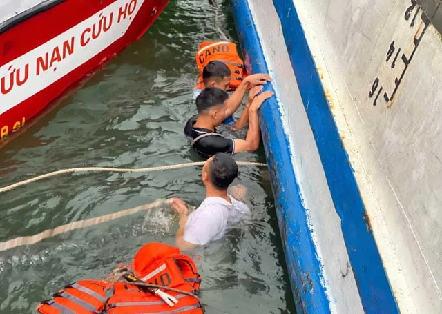 Vụ lật tàu trên vịnh Hạ Long: Đã tìm thấy 6 thi thể, cứu sống 11 người - Ảnh 1.